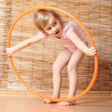 小女孩抱着呼啦圈.图片