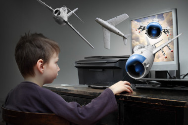 快樂的小男孩玩在線電腦游戲