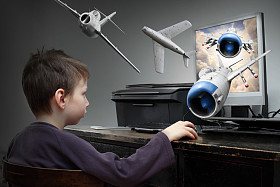 快乐的小男孩玩在线电脑游戏