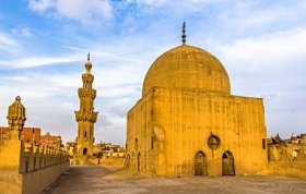 圆顶和在开罗的埃及 Amir al Maridani 清真寺的尖塔