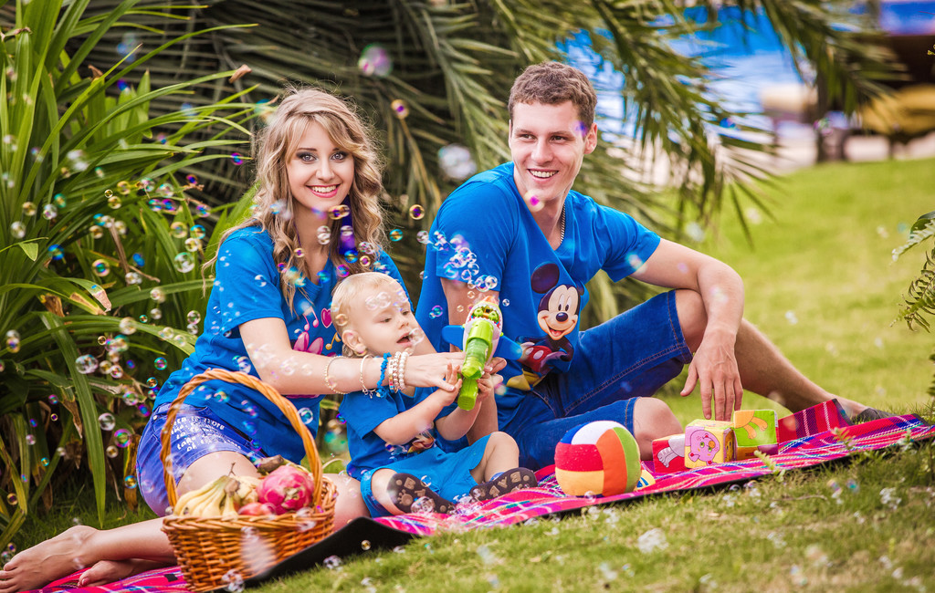 年轻的家庭图片 年轻的家庭图片