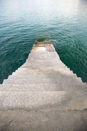 楼梯向海