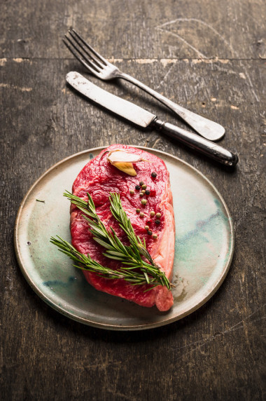 与 hrbs 和旧木头上的香料的原料 Striploin 牛排制备