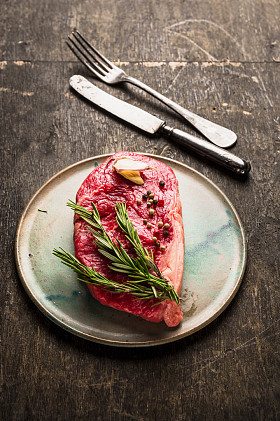 与 hrbs 和旧木头上的香料的原料 Striploin 牛排制备