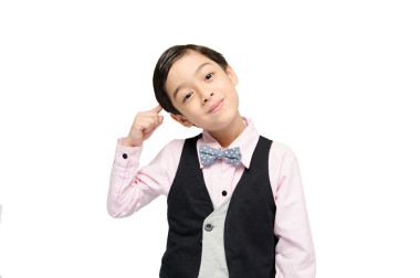 特寫肖像的有點男孩思維上孤立白