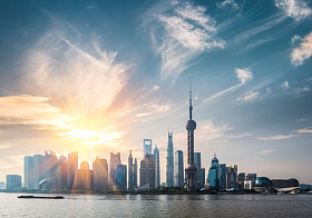 在阳光明媚的早晨上海天际线图片