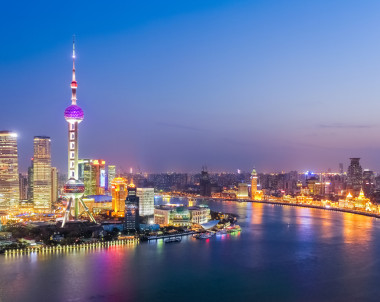 夜幕降臨在黃浦江兩岸的鳥瞰圖