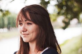 女孩哭泣和微笑图片