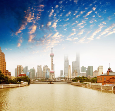 在白天上海天際線