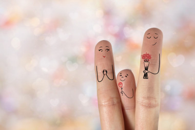 概念的家庭手指藝術。父親和兒子都給花束