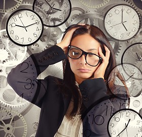 超负荷工作的女商人图片