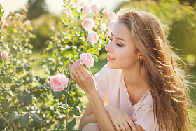 在玫瑰花园里的女人