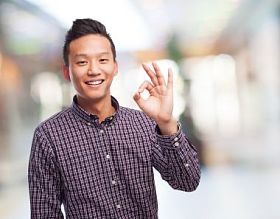 亚洲人做的好的手势