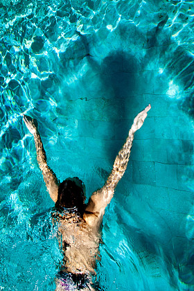 游泳与阴影和光晕