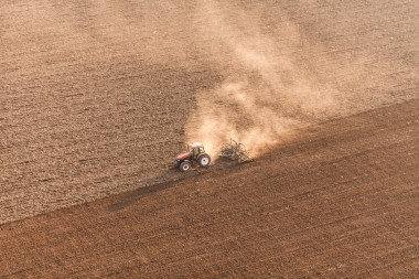 收獲領(lǐng)域與拖拉機的鳥瞰圖
