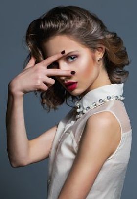 女人美丽。专业化妆和每次的魅力女孩