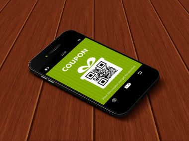 手機(jī)與躺在床上的折扣券