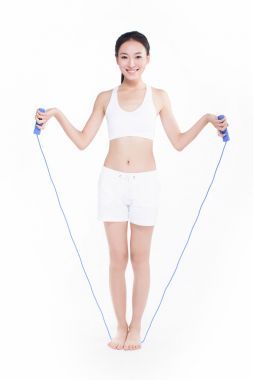 跳绳，白色背景的年轻女孩