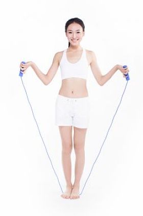 跳绳，白色背景的年轻女孩