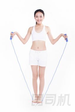 跳繩，白色背景的年輕女孩