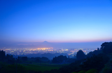 静冈市和黎明的富士山照片