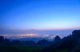 静冈市和黎明的富士山照片