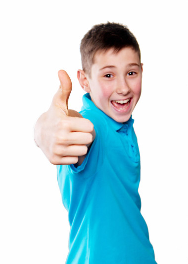 指向手指顯示情緒表現(xiàn)力，藍(lán)色襯衫白色背景上一個男孩的肖像