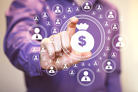 商人与美元推按钮