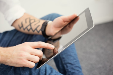 使用平板电脑的人图片