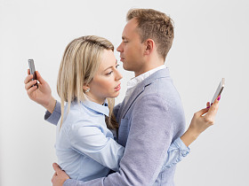 年轻夫妇拥抱