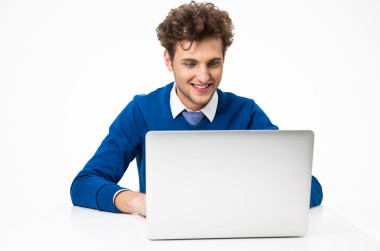 英俊的年輕男子