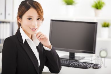 愉快的年輕商業(yè)女人在辦公室工作