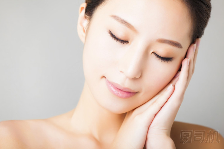微笑的年輕漂亮的亞洲女人臉的特寫 