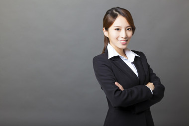 美麗亞洲女商人肖像與灰色背景