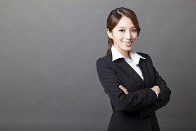 美丽亚洲女商人肖像与灰色背景