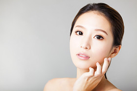 特写年轻美丽的女人的脸 照片
