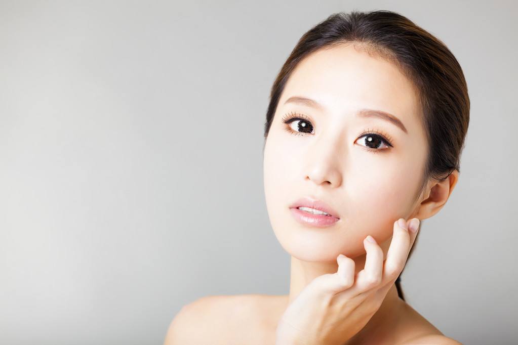 特写年轻美丽的女人的脸 照片