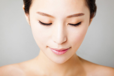 特寫(xiě)年輕美麗的女人的臉 圖片