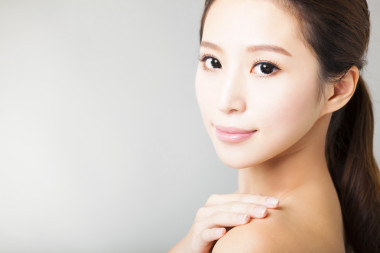 特写年轻美丽的女人的脸 图片