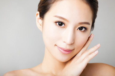 特寫年輕美麗的女人的臉 圖片