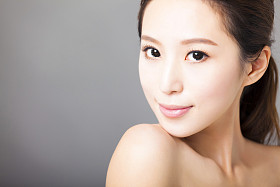 特写年轻美丽的女人的脸 图片