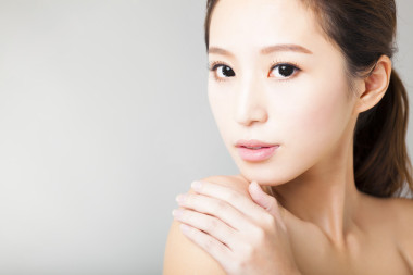 特寫年輕美麗的女人的臉 圖片