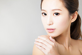 特写年轻美丽的女人的脸 图片