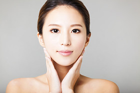 特写年轻美丽的女人的脸 