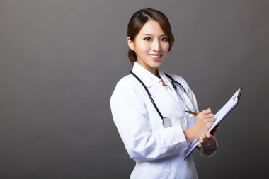 性格開(kāi)朗的女醫(yī)生與剪貼板 