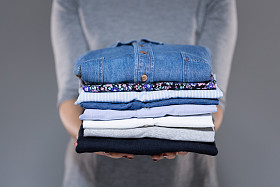 女人控股衣服在手中