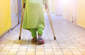 拄着拐杖走路的女高管图片