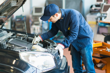 機(jī)械師工作車在車庫