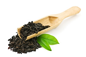 红茶与孤立在白色背景上的叶照片
