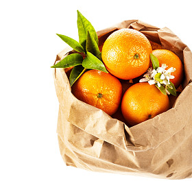 成熟的橘子，在一个纸袋图片